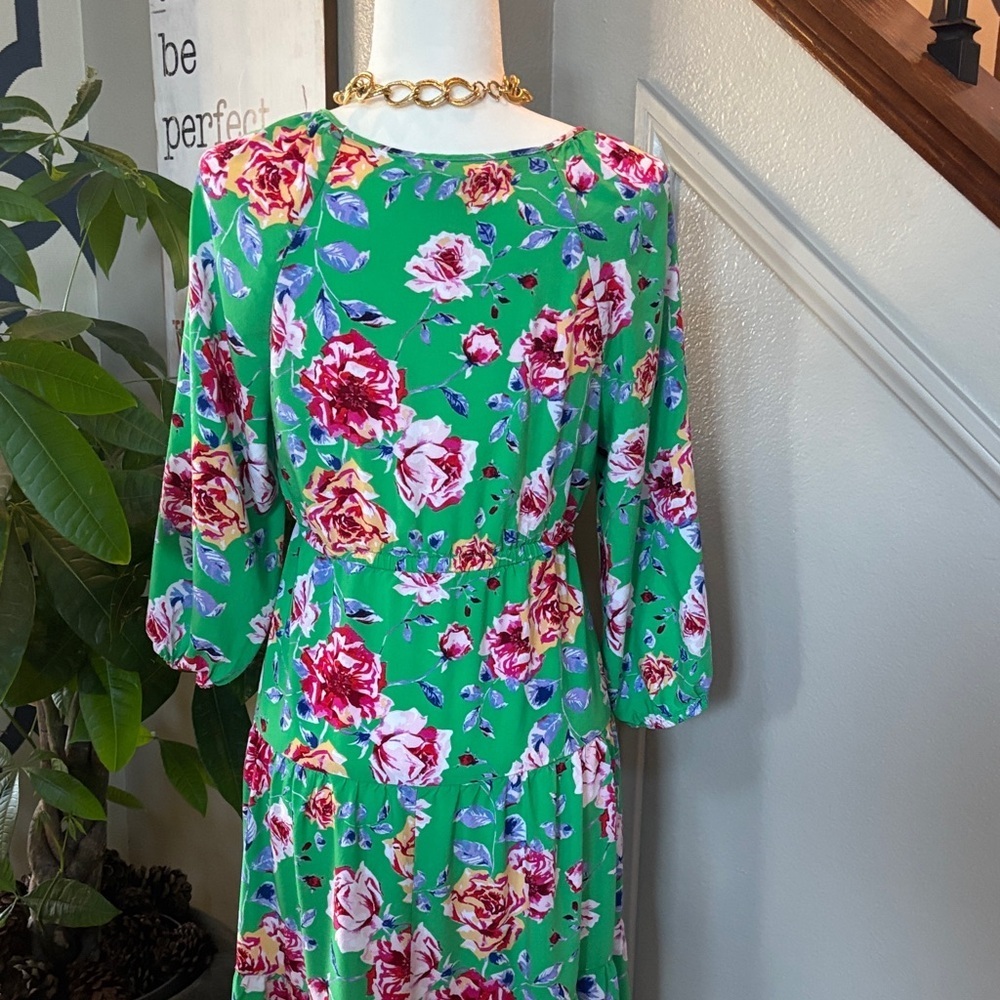 The Pioneer Woman Green Floral Tiered Midi Dress with V-Neck 🤩 - Picture 5 of 8